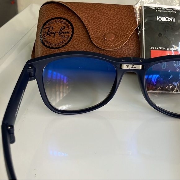 Ray-Ban Folding Wayfer Gradient Sunglasses - Picture 4 of 8